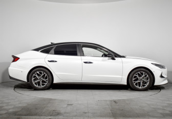 Подержанный автомобиль Hyundai Sonata 2020 года (4 фото)