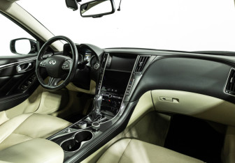 Подержанный автомобиль Infiniti Q50 2016 года (9 фото)