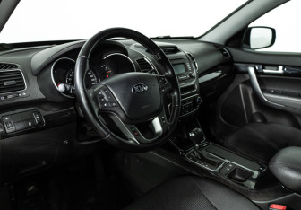 Подержанный автомобиль Kia Sorento 2017 года (11 фото)