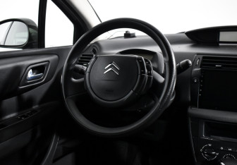 Подержанный автомобиль Citroen C4 Hatchback 2006 года (15 фото)