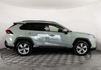 Подержанный автомобиль Toyota RAV4 2020 года (5 фото)