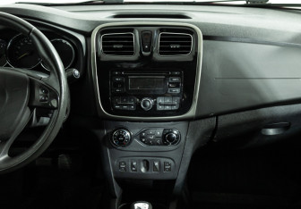 Подержанный автомобиль Renault Sandero 2015 года (14 фото)