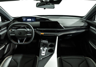 Подержанный автомобиль Changan UNI-V 2024 года (14 фото)