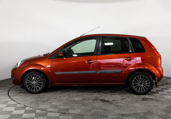 Подержанный автомобиль Ford Fiesta Hatchback 2007 года (8 фото)