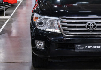 Подержанный автомобиль Toyota Land Cruiser Suv 2012 года (4 фото)