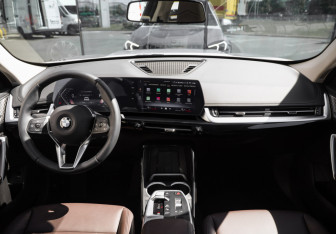 Подержанный автомобиль BMW X1 2024 года (14 фото)