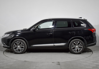 Подержанный автомобиль Mitsubishi Outlander 2018 года (8 фото)
