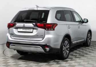 Подержанный автомобиль Mitsubishi Outlander 2019 года (5 фото)