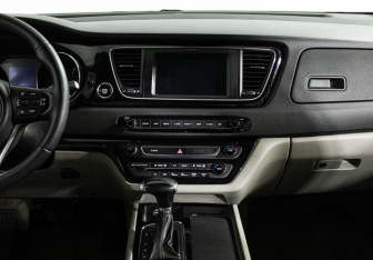 Подержанный автомобиль Kia Carnival 2017 года (14 фото)