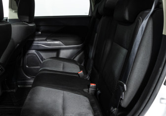 Подержанный автомобиль Mitsubishi Outlander 2019 года (10 фото)