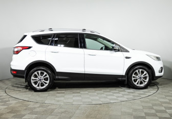 Подержанный автомобиль Ford Kuga 2018 года (4 фото)