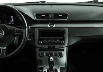 Подержанный автомобиль Volkswagen Passat Sedan 2013 года (14 фото)