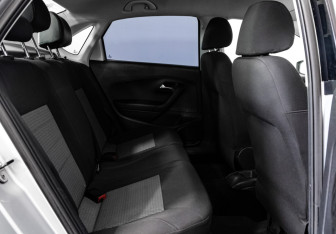 Подержанный автомобиль Volkswagen Polo Sedan 2013 года (16 фото)