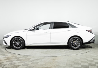 Подержанный автомобиль Hyundai Elantra Sedan 2023 года (8 фото)