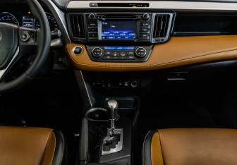 Подержанный автомобиль Toyota RAV4 2016 года (13 фото)