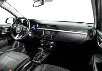 Подержанный автомобиль Kia Rio Hatchback 2019 года (9 фото)