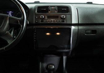 Подержанный автомобиль Skoda Fabia Hatchback 2010 года (14 фото)
