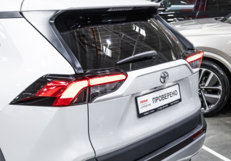 Подержанный автомобиль Toyota RAV4 2023 года (13 фото)