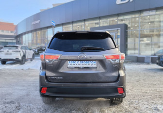 Подержанный автомобиль Toyota Highlander 2014 года (5 фото)