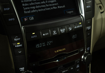 Подержанный автомобиль Lexus LS 2008 года (20 фото)