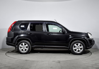 Подержанный автомобиль Nissan X-Trail 2010 года (4 фото)
