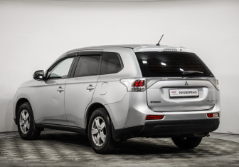 Подержанный автомобиль Mitsubishi Outlander 2013 года (7 фото)