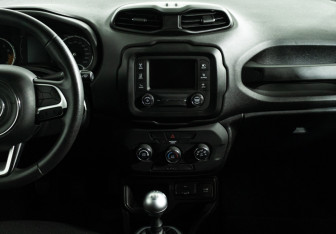 Подержанный автомобиль Jeep Renegade 2018 года (14 фото)