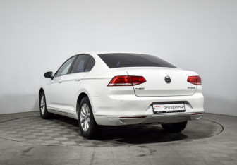 Подержанный автомобиль Volkswagen Passat Sedan 2015 года (7 фото)