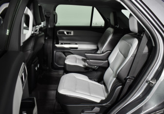 Подержанный автомобиль Ford Explorer 2021 года (11 фото)