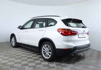 Подержанный автомобиль BMW X1 2017 года (8 фото)