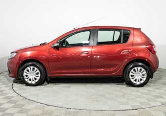 Подержанный автомобиль Renault Sandero 2015 года (8 фото)