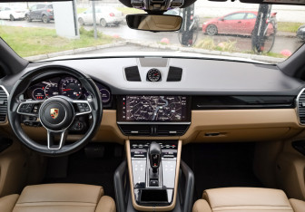 Подержанный автомобиль Porsche Cayenne 2021 года (10 фото)