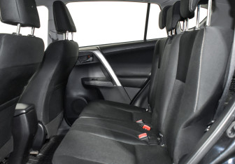 Подержанный автомобиль Toyota RAV4 2015 года (11 фото)