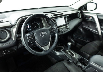 Подержанный автомобиль Toyota RAV4 2017 года (11 фото)