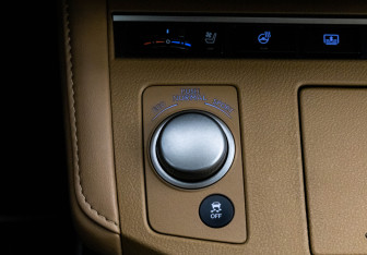 Подержанный автомобиль Lexus ES 2016 года (20 фото)