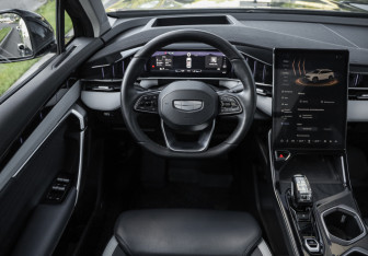 Подержанный автомобиль Geely Atlas 2024 года (14 фото)