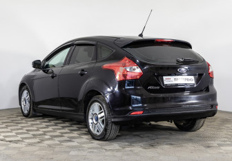 Подержанный автомобиль Ford Focus Hatchback 2012 года (7 фото)