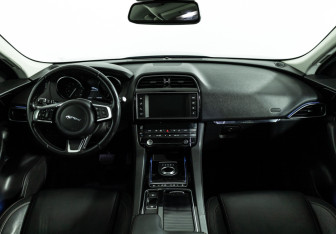Подержанный автомобиль Jaguar F-Pace 2018 года (13 фото)