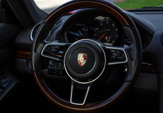 Подержанный автомобиль Porsche Cayman 2018 года (73 фото)