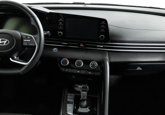 Подержанный автомобиль Hyundai Elantra Sedan 2023 года (14 фото)