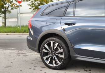 Подержанный автомобиль Volvo V60 Cross Country 2023 года (7 фото)