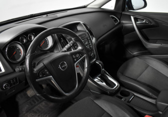 Подержанный автомобиль Opel Astra Sedan 2013 года (9 фото)