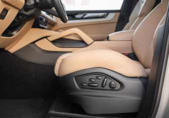 Подержанный автомобиль Porsche Cayenne 2025 года (27 фото)