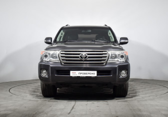 Подержанный автомобиль Toyota Land Cruiser Suv 2013 года (3 фото)