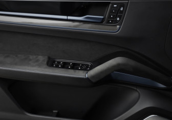 Подержанный автомобиль Porsche Cayenne 2023 года (24 фото)