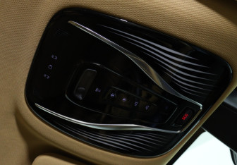 Подержанный автомобиль Voyah Dream 2024 года (16 фото)