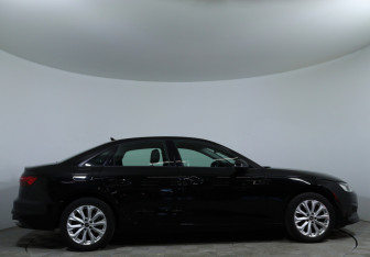 Подержанный автомобиль Audi A4 Sedan 2021 года (4 фото)