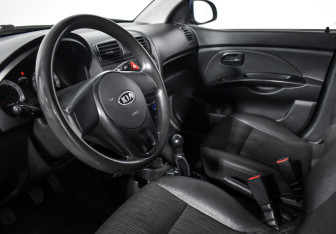 Подержанный автомобиль Kia Picanto 2010 года (9 фото)
