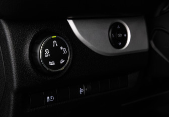 Подержанный автомобиль Peugeot Traveller 2020 года (17 фото)