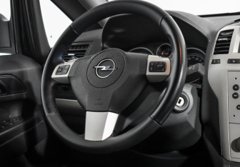 Подержанный автомобиль Opel Zafira Compactvan 2008 года (16 фото)
